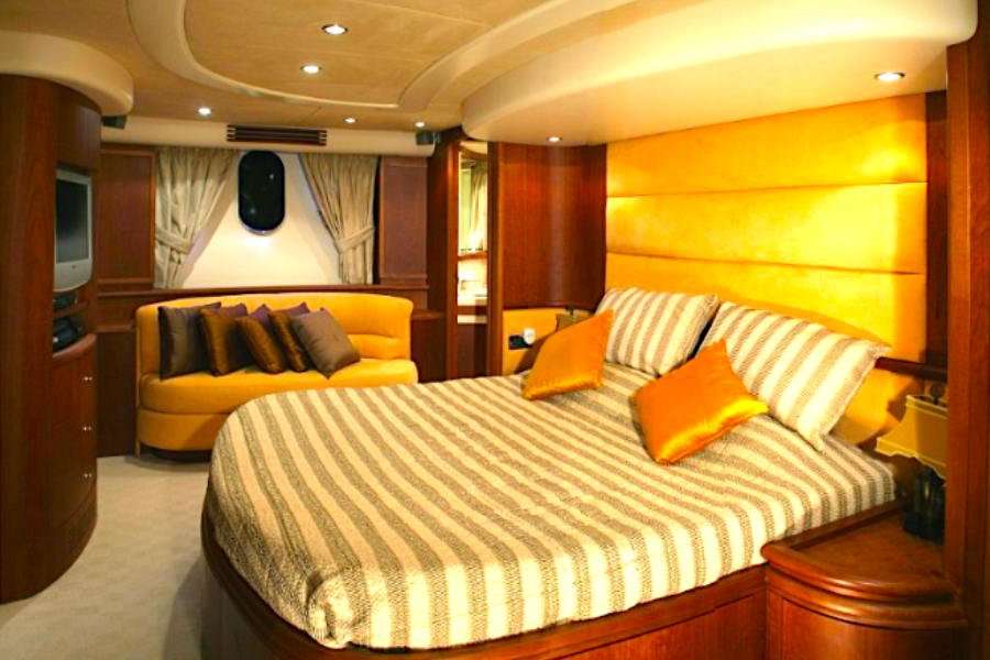 80 Ft Azimut Yacht Rental in La Cruz