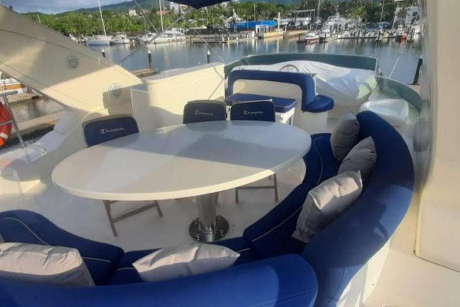 80 Ft Azimut Yacht Rental in La Cruz