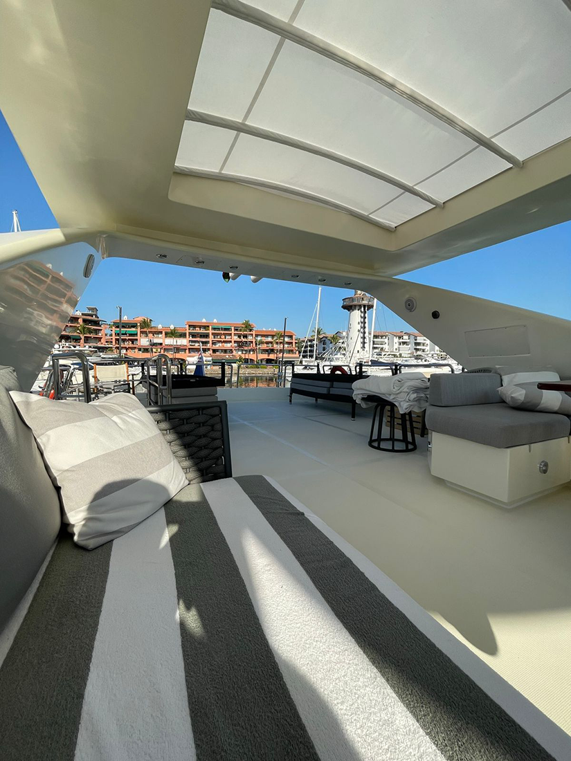 85 Ft Azimut Yacht Rental in Marina Vallarta