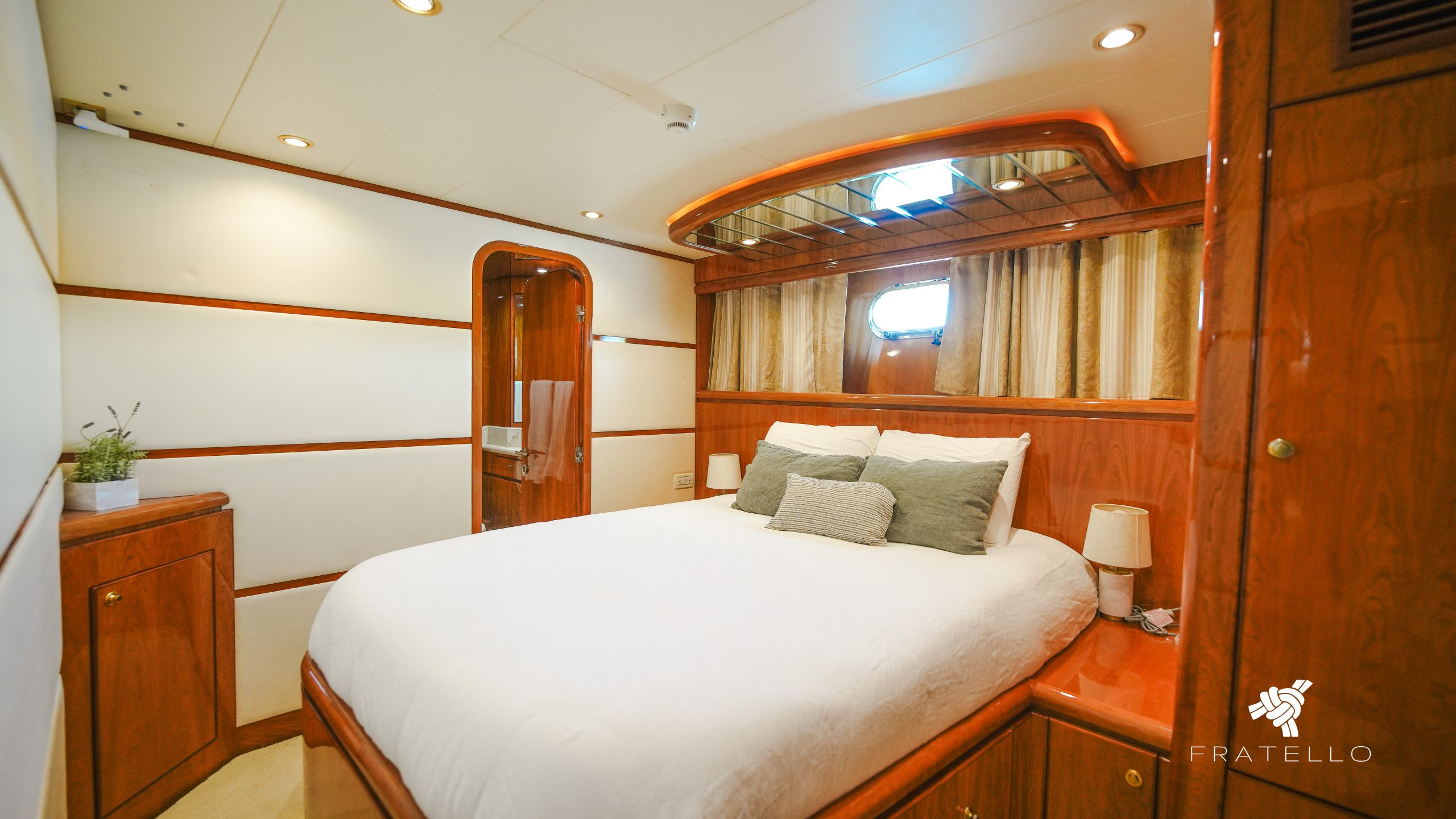 84 Ft Yacht Rental in La Cruz