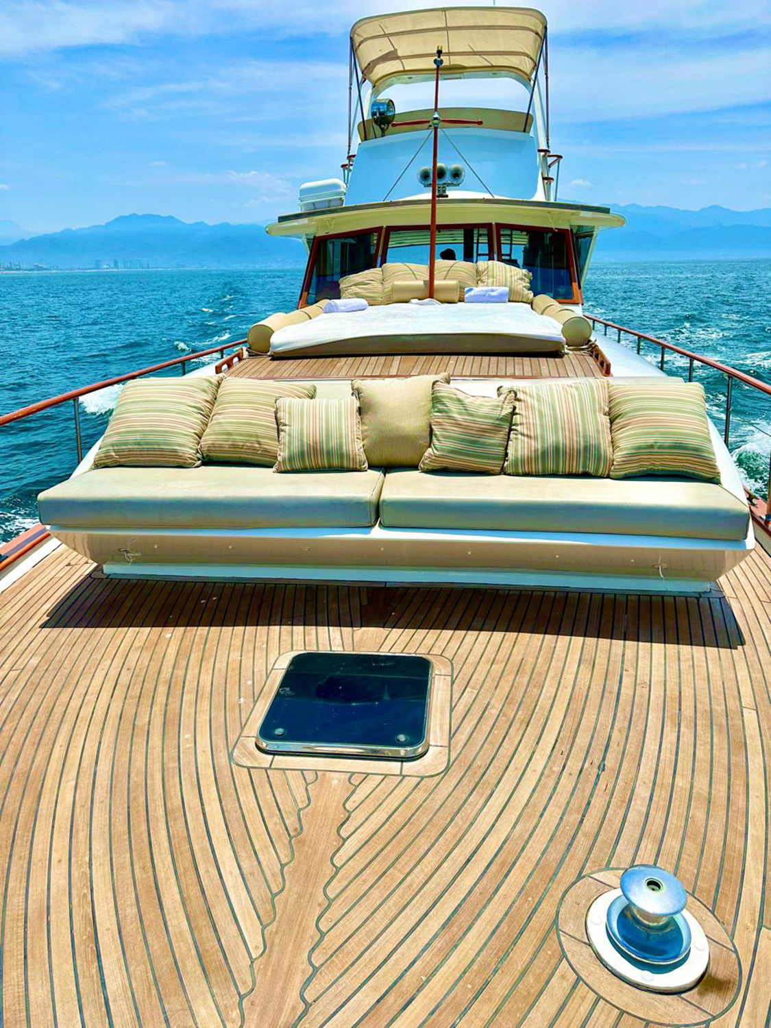 65 Ft Yacht Rental in La Cruz