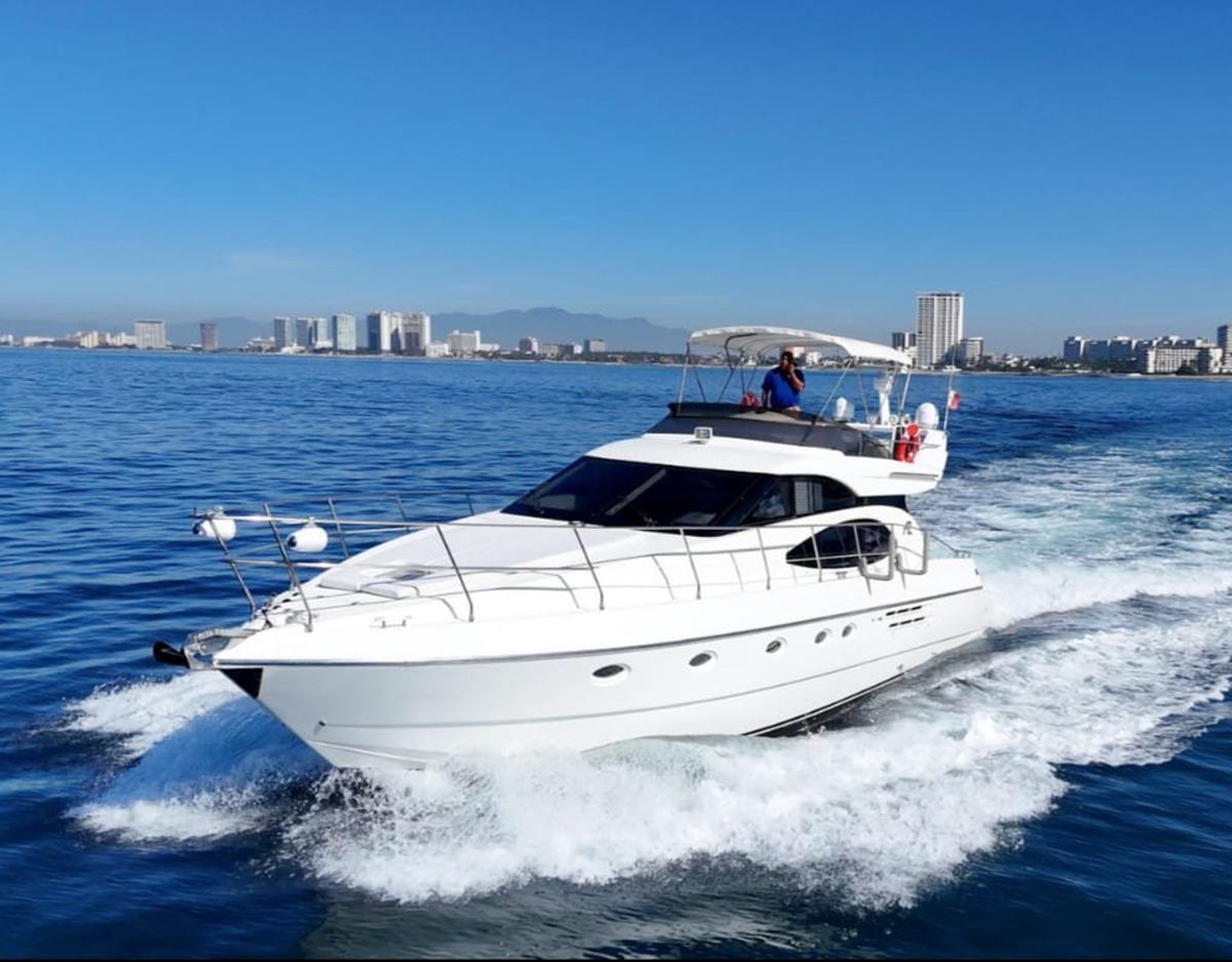 Azimut 52 - Elegant beauty — 52ft yacht in Marina Vallarta