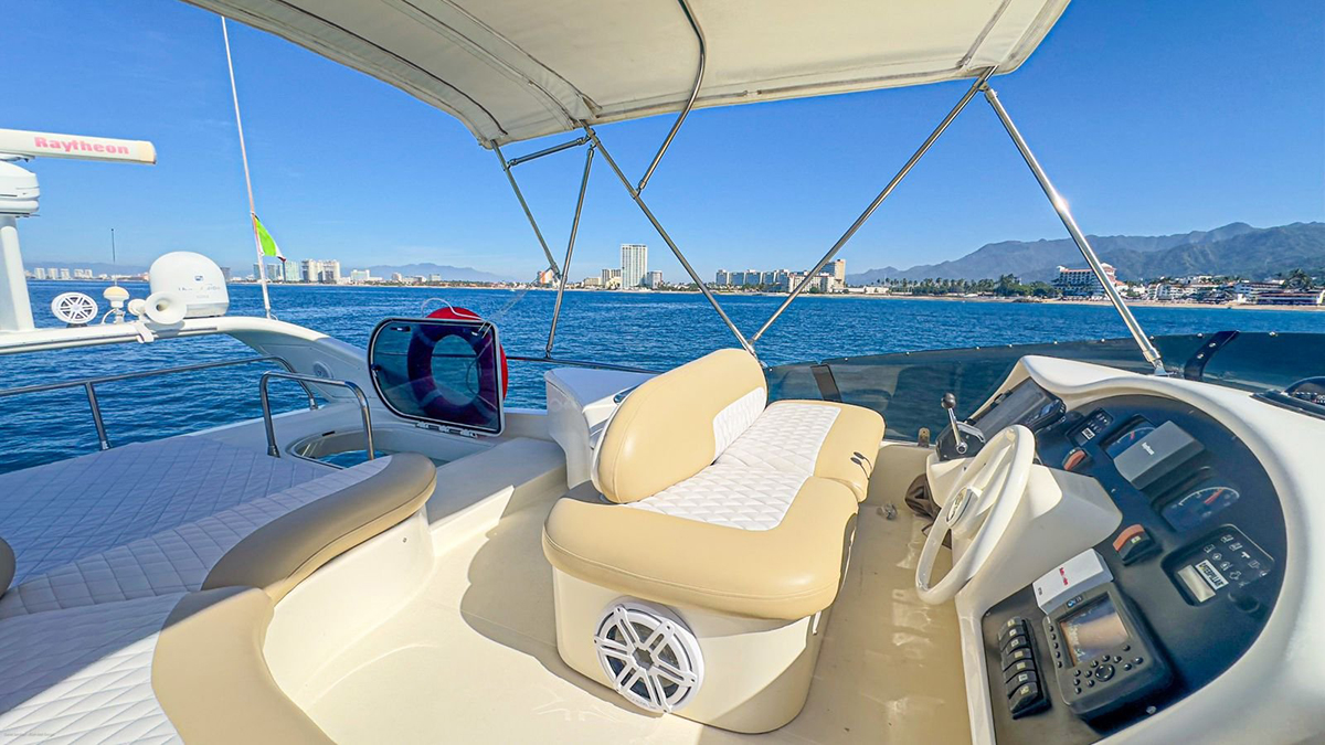 52 Ft Azimut Yacht Rental in Marina Vallarta