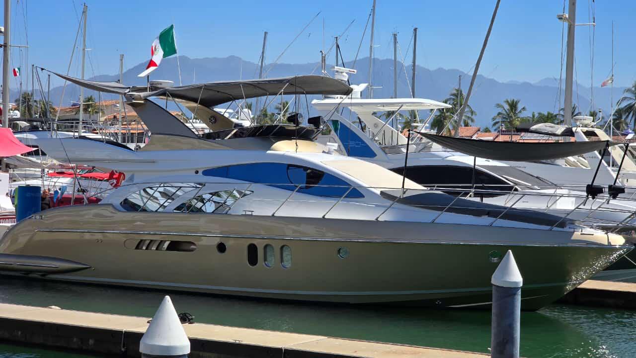 62 Ft Azimut Yacht Rental in Marina Vallarta