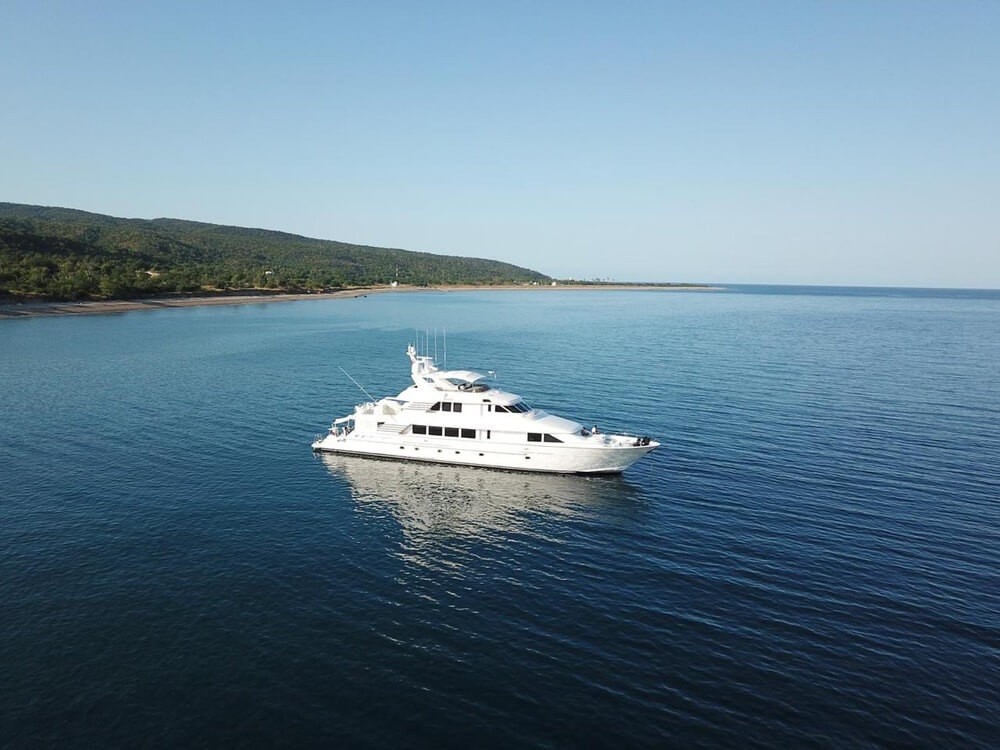 122 Ft Hatteras Yacht Rental in Marina Vallarta