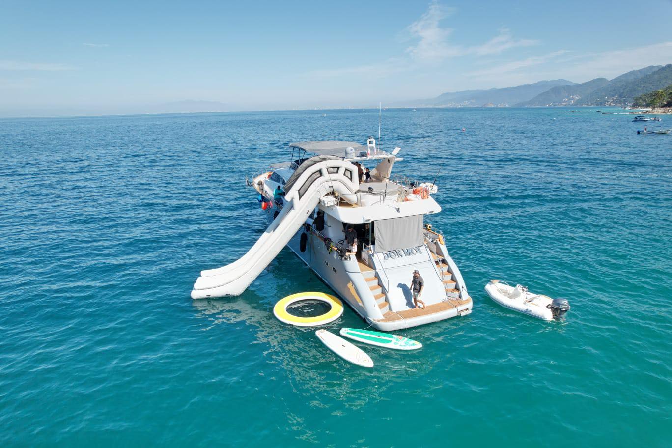 85 Ft Azimut Yacht Rental in Marina Vallarta